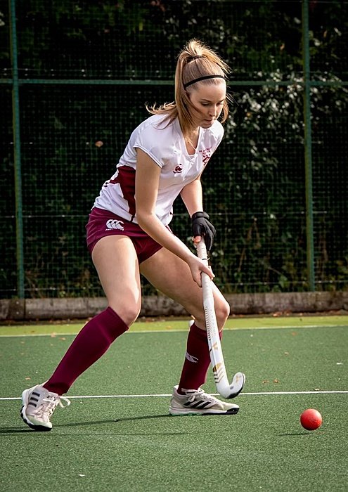 Girls plays hockey