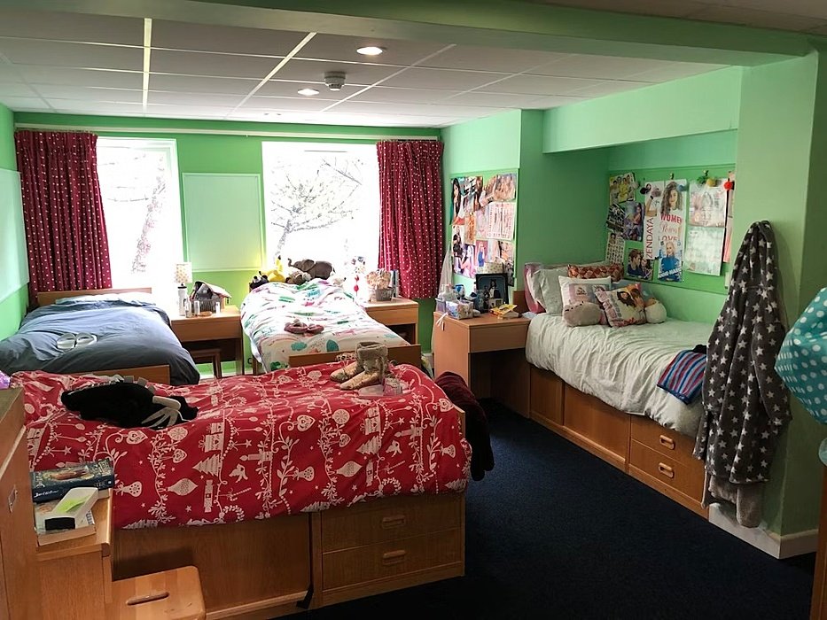 Quadruple bedroom for girls