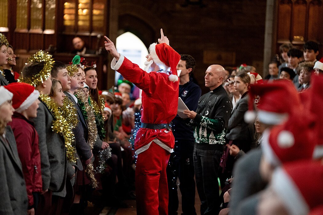 Christmas: Santa Claus is singing the combat carols with pupils