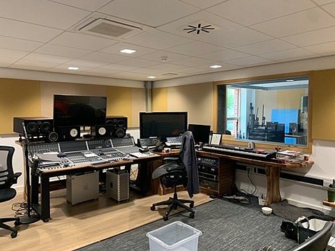 Music lab with multiple screens and black ergonomic chairs