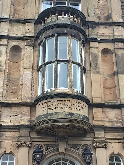 inscription of the foundation in 1883 on the fassade of Barnard Castle School