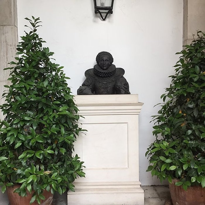 Bust of Queen Eisabeth I at Westminster School