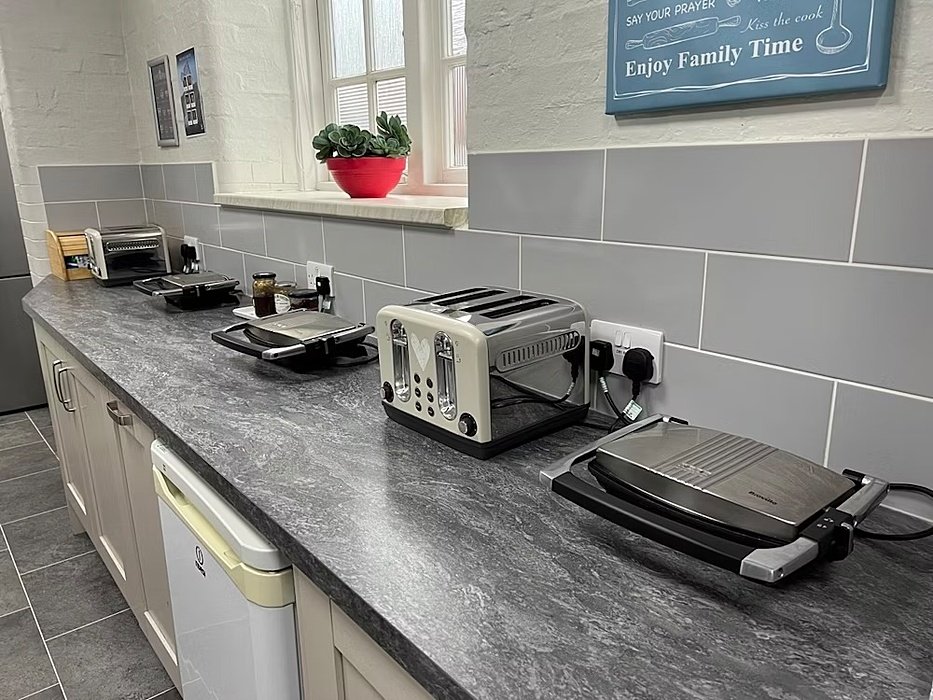 Essential tools in the boarding house kitchen: toaster and sandwich grill