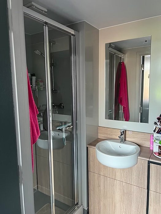 An en suite bathroom at a boarding house at KESW