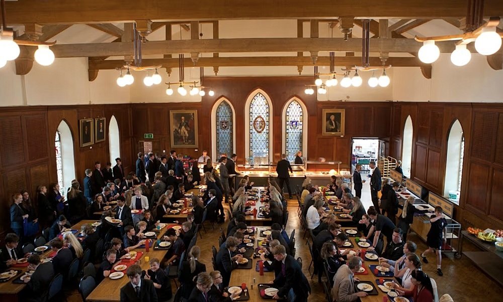 cantine with pupils