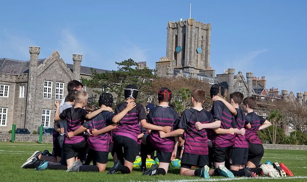Rugbyteam in purple and black