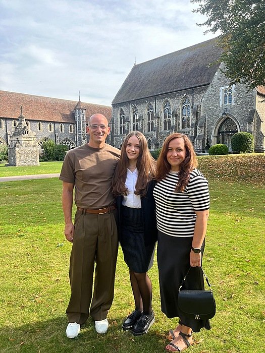 Lilli with her parents