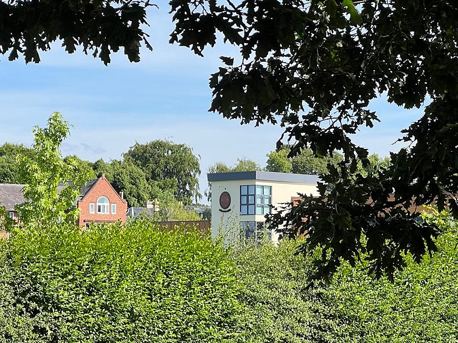 Trees and a modern white building in the centre
