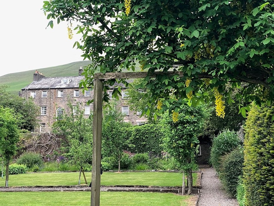 Boarding house behind a big garden