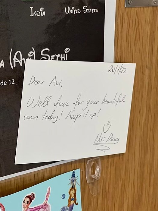 Little note on a shelf, praise for making the room
