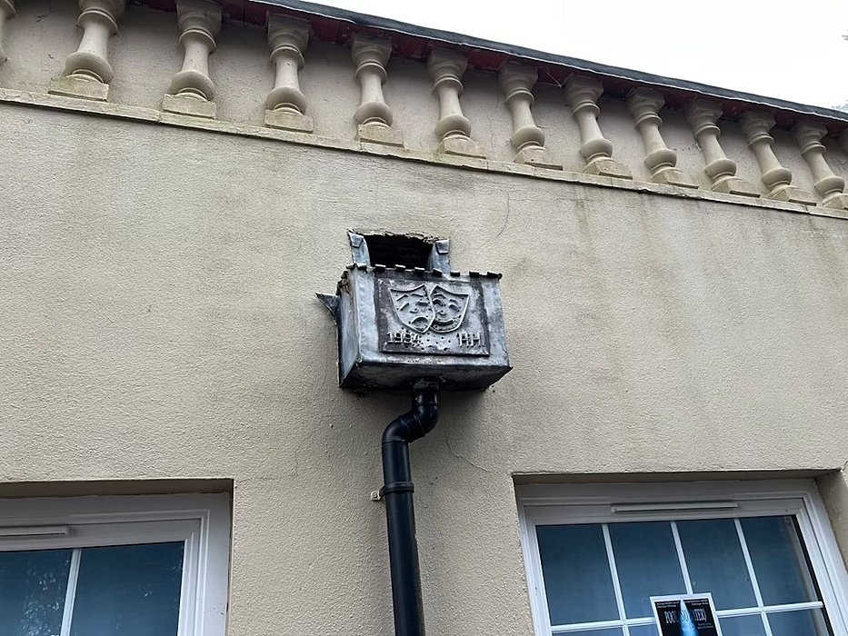 The two symbolic masks of Tragedy/Comedy on the wall at Hurtwood House