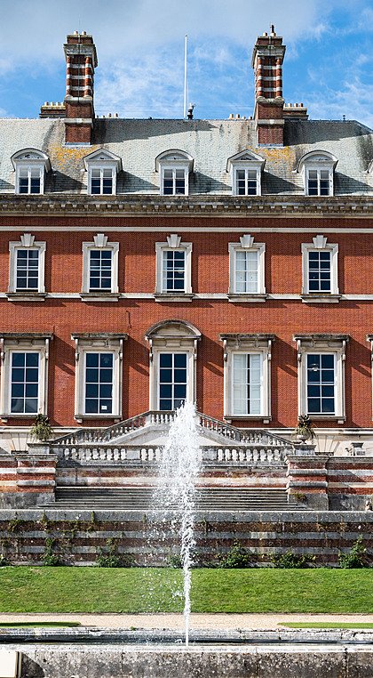 Bryanston School with its fountain in the front