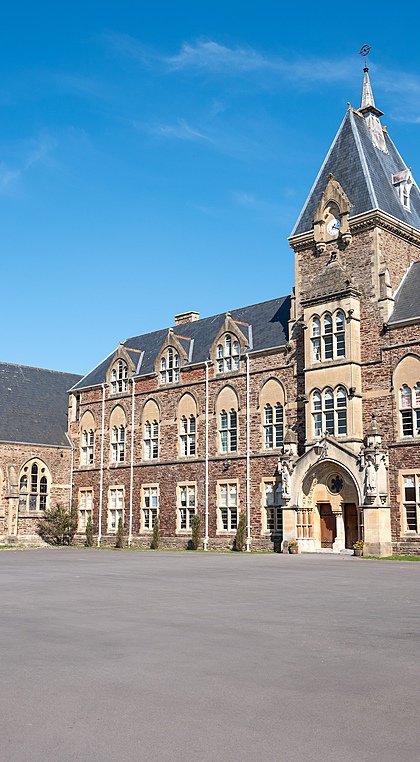 The pretty main building of King's College Taunton from the front