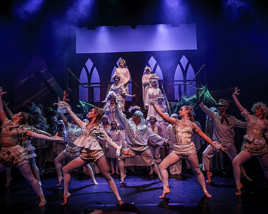 Dance troupe Addams Family 