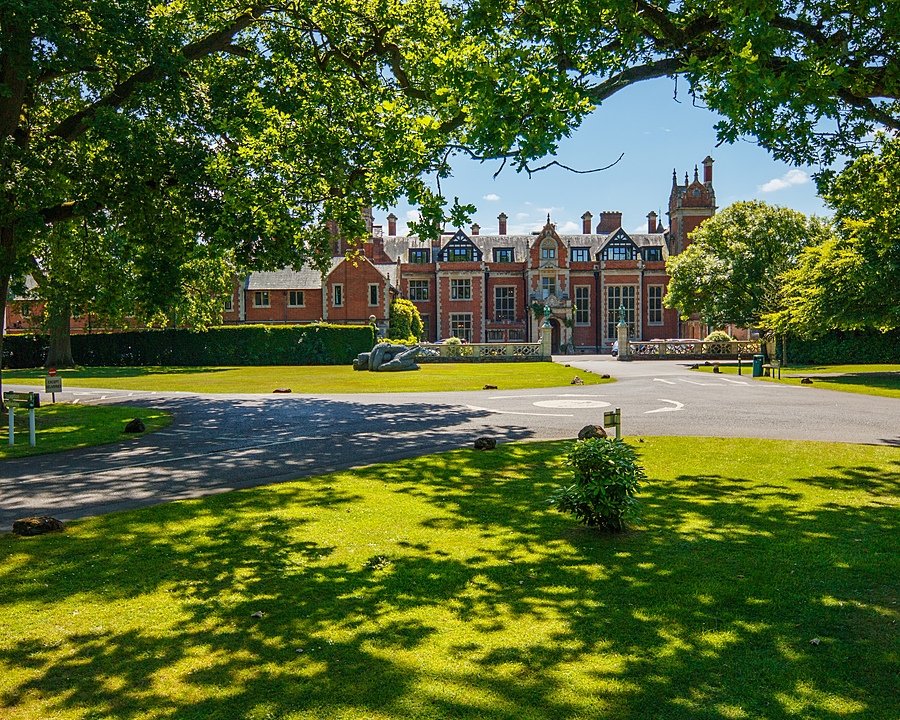 Main House and driveway 