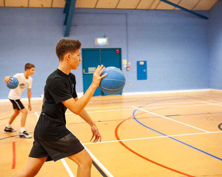 Haileybury Summer School boys playing basketball