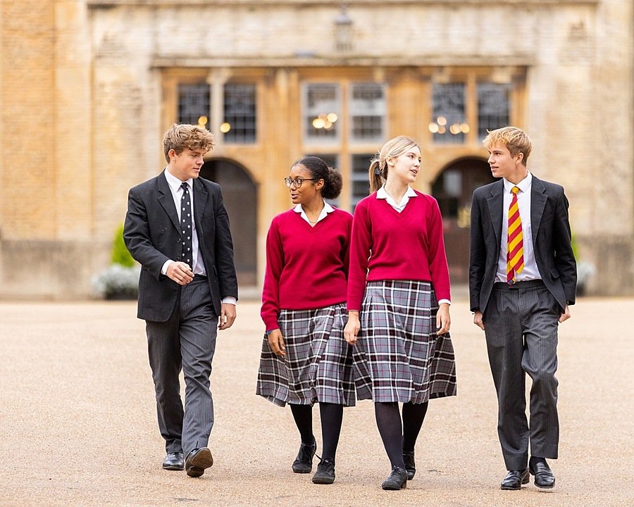 Pupils walking Large 