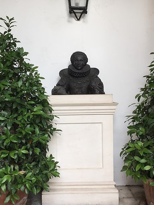 Bust of Queen Eisabeth I at Westminster School